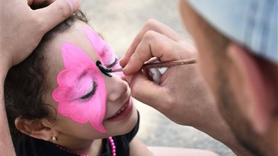 في رابع أيام العيد، الرسم على الوجه ولعب الكرة يزينان احتفالات الأطفال بالأزهر بارك (صور)