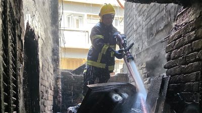 إخماد حريق مخلفات أخشاب في الدرب الأحمر (صور)