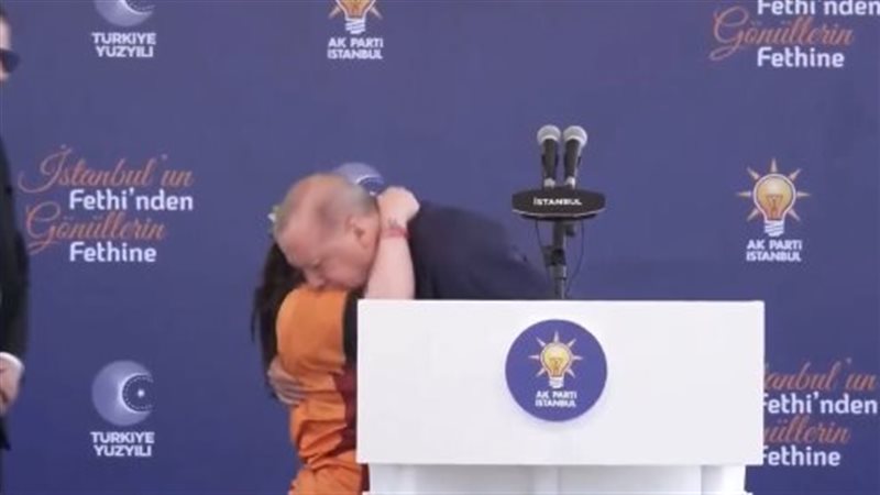 طفلة تحتضن أردوغان