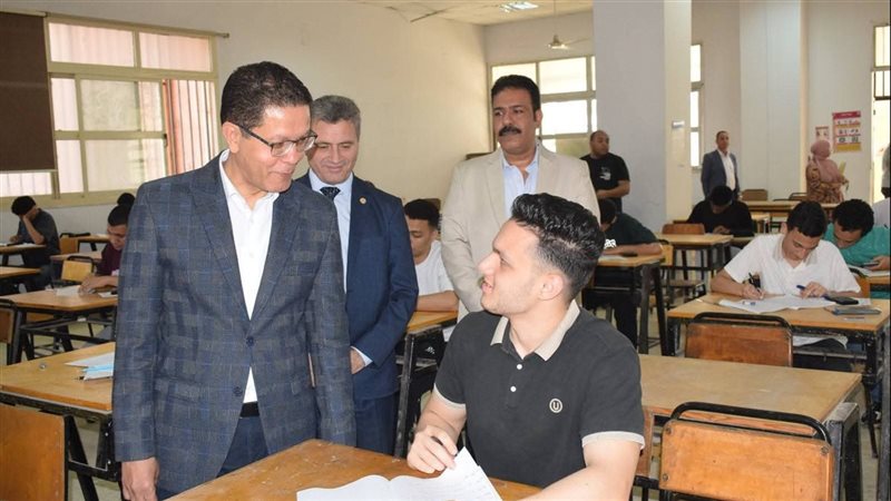 رئيس جامعة بنها يتفقد