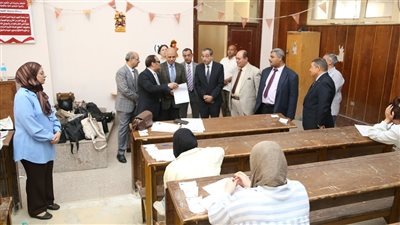 رئيس جامعة الفيوم يتابع أعمال امتحانات 4 كليات