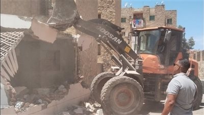 سكرتيرعام محافظة الإسماعيلية يتابع تنفيذ حملة لرفع الإشغالات بحي ثالث