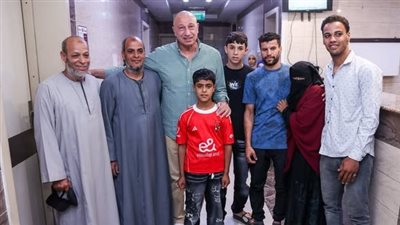 للمرة الثانية، الخطيب يزور مشجع الأهلي المصاب في حادث مباراة القمة (صور)
