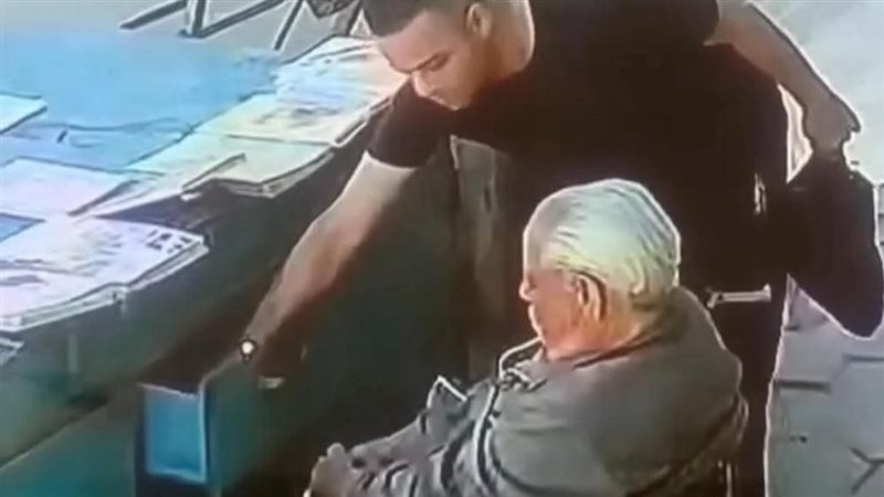 سرقة بائع جرائد مسن