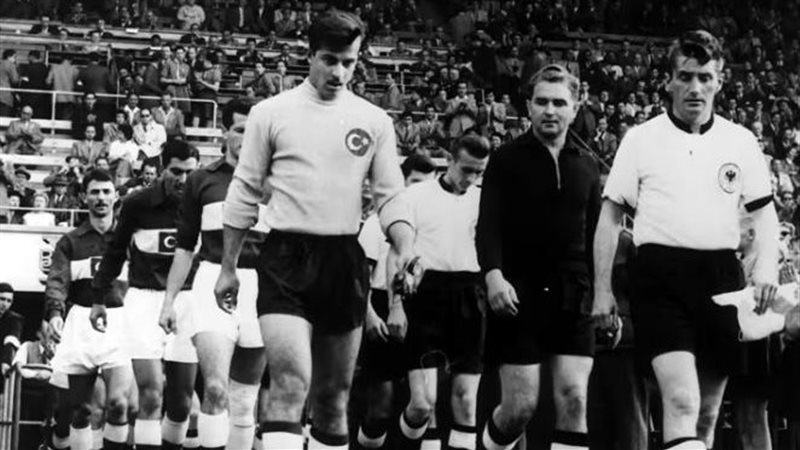 منتخب تركيا في منتصف
