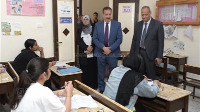 محافظ بورسعيد يتفقد لجان الشهادة الإعدادية ويشدد على توفير بيئة هادئة للطلاب (صور)