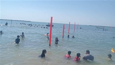 هروبا من الموجه الحارة.. إقبال كبير على شواطئ رأس البر