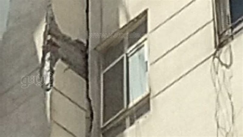 تشققات وميل في كفر