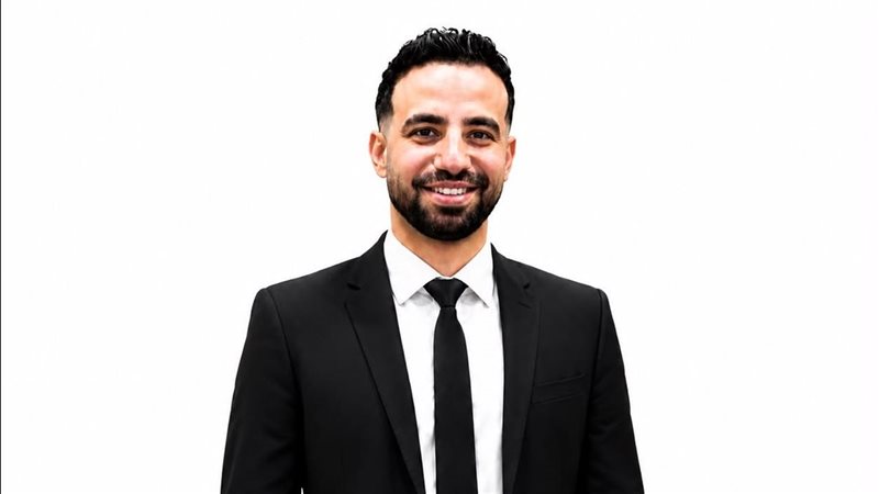 الإعلامي الشاب هشام