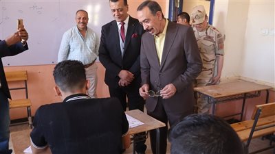 محافظ سوهاج يتفقد امتحانات الدبلومات الفنية والشهادة الإعدادية (صور) 