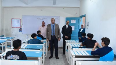 محافظ الإسكندرية يتفقد لجان امتحانات الشهادة الإعدادية