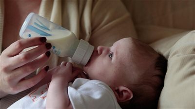 باحثون يكتشفون مفاجأة في تركيبة حليب الأطفال وعلاقته بنمو الدماغ