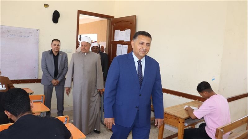 ضبط طالب لتداول ورقة