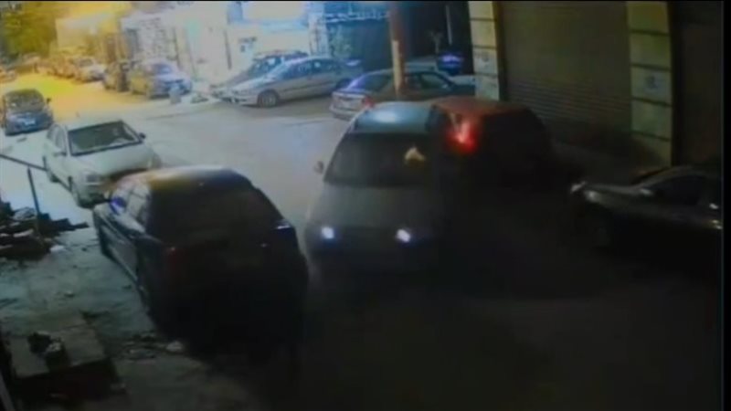 طفل يقود سيارة يتسبب