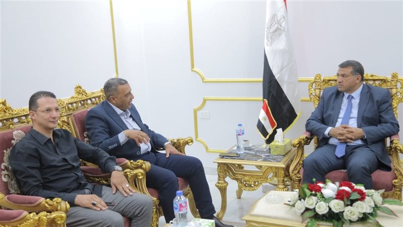 محافظ قنا يستقبل