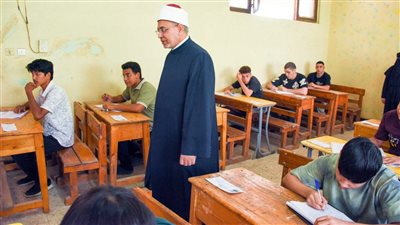 دعمًا للطلاب ورفعًا لمعنوياتهم، رئيس جامعة الأزهر يتفقد لجان الثانوية بمدينة نصر 