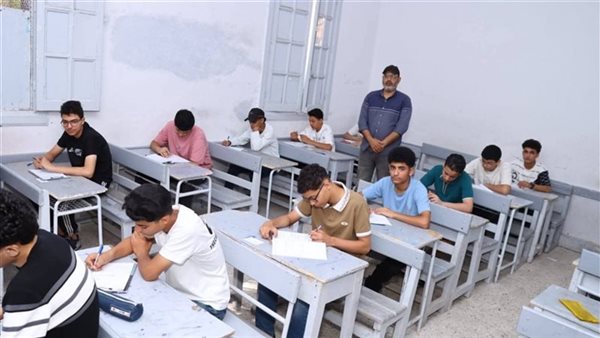 طلاب الفيوم يؤديون امتحان الإعدادية