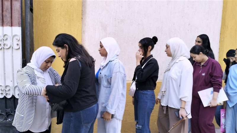توافد طلاب وطالبات