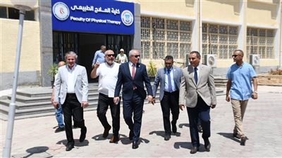 رئيس جامعة القناة يتفقد عيادات العلاج الطبيعي (صور)