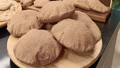 طريقة عمل الخبز بدقيق الحبة الكاملة فى خطوات بسيطة 