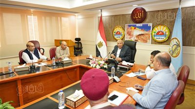 محافظ مطروح يبحث حلول الصرف الزراعي ودعم الكهرباء والمياه بواحة سيوة