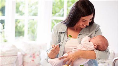  كيف تحافظ المرضعة على ترطيب جسمها؟ أخصائية تغذية تجيب