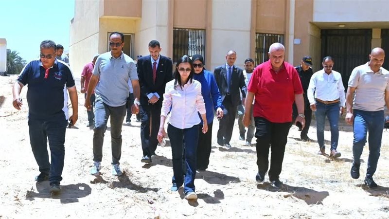 محافظ البحيرة خلال