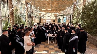 الأنبا جوارجيوس يناقش ترتيبات الخدمة مع كهنة إيبارشية مطاي