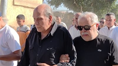 نقيب الممثلين يتقدم جنازة الفنان عبد العزيز مخيون بالبحيرة (صور)