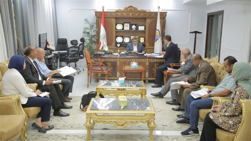 محافظ قنا خلال الاجتماع