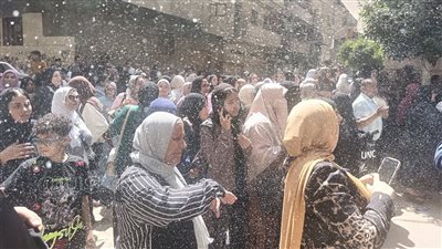ولية أمر تشعل الألعاب النارية أمام لجنة بالزقازيق احتفالًا بانتهاء امتحانات الشهادة الإعدادية (فيديو)