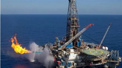 بعد سداد الديون، محمد علي خير يطالب بالإبقاء على وزير البترول، والمصريون: رفع سعر البنزين 4 مرات