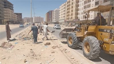 حملات مكثفة لرفع المخلفات من شوارع قرية رأس الحكمة بمطروح