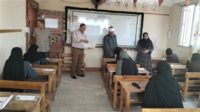  الثانوية الأزهرية، رئيس منطقة الإسماعيلية وموفد قطاع المعاهد يتابعان سير امتحان “التوحيد”