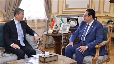 رئيس جامعة القاهرة يبحث مع السفير الصيني بالقاهرة تعزيز الشراكات الأكاديمية والبحثية