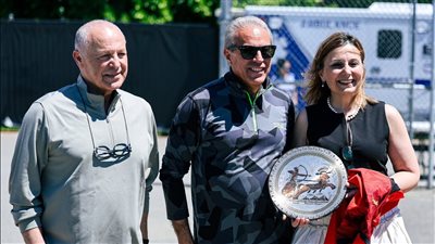 رئيسة جامعة جونزاجا تكرم هاني أبو ريدة خلال معسكر منتخب مصر بأمريكا