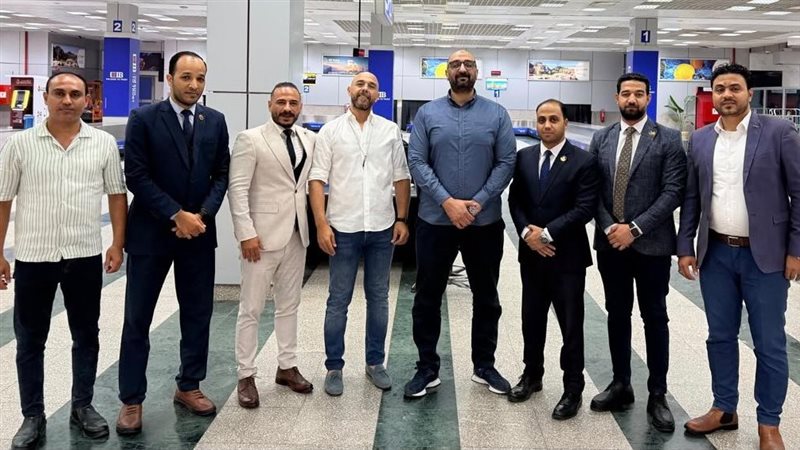 رجال الجمارك بمطار