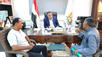 رئيس مركز الداخلة بالوادي الجديد يعقد لقاءات يومية مع المواطنين لبحث مطالبهم 