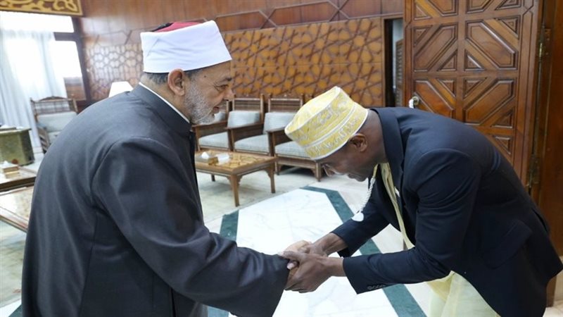 بعد لقائه الطيب، وزير خارجية جزر القمر يبعث رسالة شكر للإمام ويدعوه لزيارة بلاده