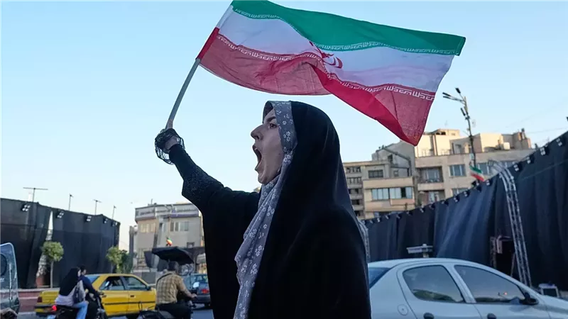 سيدة إيرانية ترفع