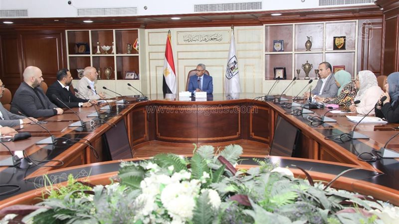 محافظ بني سويف يلتقي
