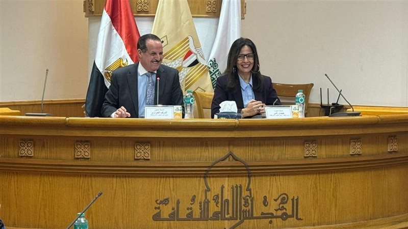 وزيرة الثقافة خلال
