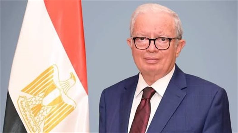  الدكتور حسين عيسى