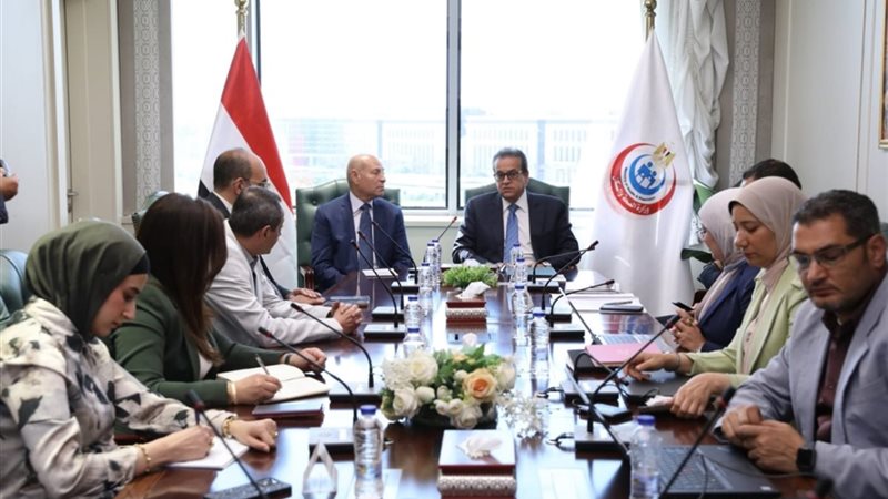وزير الصحة يلتقي