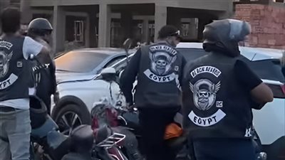 بالدراجات النارية، أصدقاء الراحل محمد مرزبان ينفذون وصيته وشيرين أول الحضور في العزاء 