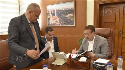محافظ بورسعيد يهنئ أوائل الشهادة الإعدادية بالتفوق (صور)