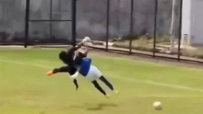 حارس المرمى ركله في رقبته، لحظة مصرع لاعب داخل الملعب بـ غانا (فيديو)