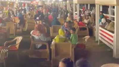 على أنغام العندليب، طلاب الشهادة الإعدادية يحتفلون بالنجاح على شواطئ الإسكندرية (فيديو)