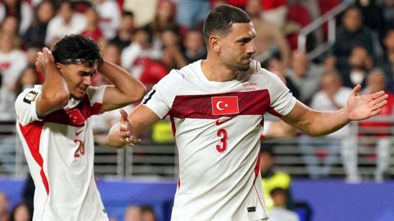 لاعبو تركيا ينهمرون