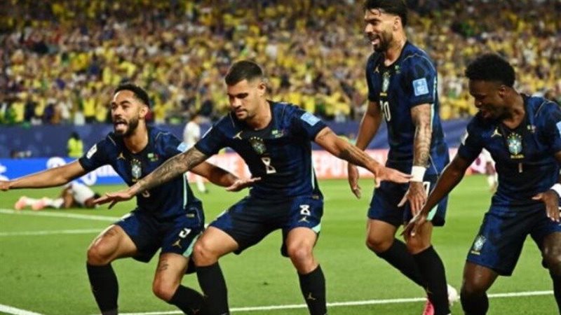 احتفال لاعبي البرازيل